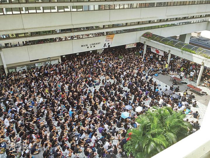 港大昨有超過1500人於中山廣場參與罷課集會,商討及表決下一步行動,有教授到場發言稱欣賞學生行動,亦有學生分享吸入警方催淚彈煙霧致身體不適的經過。(鄭宏禮攝) 港大昨有超過1500人於中山廣場參與罷課集會,商討及表決下一步行動,有教授到場發言稱欣賞學生行動,亦有學生分享吸入警方催淚彈煙霧致身體不適的經過。(鄭宏禮攝)
