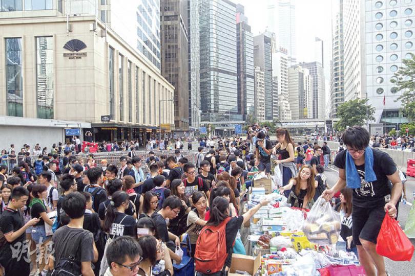 佔領中環第二日,佔領者由金鐘去到中環皇后像廣場外,有市民自發築起路障之餘,亦有唔少人主動幫手處理同分發物資。(郭慶輝攝)佔中啟動第二日,金鐘、中環示威者流連不散,熱天下有身穿黑衣短褲少女,額頭貼上退熱藥貼,雙腿寫上「警察 可恥」字眼。(郭慶輝攝)市民留守佔領現場,難免製造好多垃圾,但參加者都好有質素,齊齊清理垃圾,盡量保持環境乾淨。(郭慶輝攝)市民四方八面支援佔領各處嘅參加者,有人訂咗幾箱香蕉送畀銅鑼灣嘅示威者,等大家有足夠體力。(盧翊銘攝) 佔領中環第二日,佔領者由金鐘去到中環皇后像廣場外,有市民自發築起路障之餘,亦有唔少人主動幫手處理同分發物資。(郭慶輝攝)佔中啟動第二日,金鐘、中環示威者流連不散,熱天下有身穿黑衣短褲少女,額頭貼上退熱藥貼,雙腿寫上「警察 可恥」字眼。(郭慶輝攝)市民留守佔領現場,難免製造好多垃圾,但參加者都好有質素,齊齊清理垃圾,盡量保持環境乾淨。(郭慶輝攝)市民四方八面支援佔領各處嘅參加者,有人訂咗幾箱香蕉送畀銅鑼灣嘅示威者,等大家有足夠體力。(盧翊銘攝)