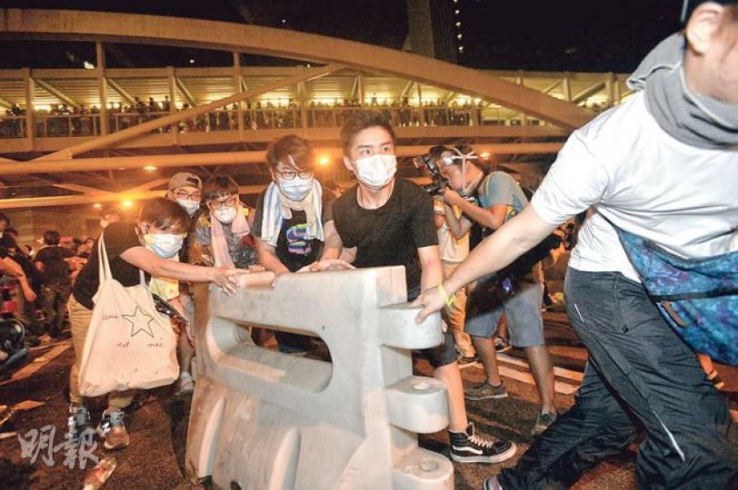 昨日凌晨,金鐘有市民自發搬動水馬,設置路障。(鄧宗弘攝)銅鑼灣一帶,有市民以鐵馬等封鎖港鐵站出口,有人解釋,他們擔心警方會乘搭港鐵來清場,才如此佈陣。(鍾炳然攝)與港島區的佔領不同,旺角的佔領除有市民坐在路中心,亦有貨車司機將貨車停在亞皆老街堵路。(葉家豪攝) 昨日凌晨,金鐘有市民自發搬動水馬,設置路障。(鄧宗弘攝)銅鑼灣一帶,有市民以鐵馬等封鎖港鐵站出口,有人解釋,他們擔心警方會乘搭港鐵來清場,才如此佈陣。(鍾炳然攝)與港島區的佔領不同,旺角的佔領除有市民坐在路中心,亦有貨車司機將貨車停在亞皆老街堵路。(葉家豪攝)