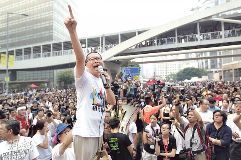 佔中發起人陳健民(中)認為,現時最能化解危機的是政府,相信特首梁振英辭職可令運動停一停。圖為他昨在金鐘「嗌咪」,宣布旺角、銅鑼灣、金鐘三點為「民主大廣場」,着參加者做糾察守護「廣場」。(郭慶輝攝)特首梁振英(前排左三)、政務司長林鄭月娥(前排左二)等官員昨出席鄉議局國慶酒會,由於行政會議較遲完結,故酒會延遲開始等候官員,梁振英致辭時為此致歉。前排右二為鄉議局主席劉皇發。(李紹昌攝) 佔中發起人陳健民(中)認為,現時最能化解危機的是政府,相信特首梁振英辭職可令運動停一停。圖為他昨在金鐘「嗌咪」,宣布旺角、銅鑼灣、金鐘三點為「民主大廣場」,着參加者做糾察守護「廣場」。(郭慶輝攝)特首梁振英(前排左三)、政務司長林鄭月娥(前排左二)等官員昨出席鄉議局國慶酒會,由於行政會議較遲完結,故酒會延遲開始等候官員,梁振英致辭時為此致歉。前排右二為鄉議局主席劉皇發。(李紹昌攝)