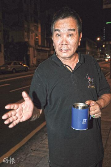 昨凌晨發生平治衝向人群事件後,本報記者第一時間找到涉事的駕駛者張偉明,他對此直認不諱。(蔡方山攝)旺角昨凌晨雖發生房車衝人群事件,昨日仍然有大批市民聚集,至晚上聚集者愈來愈多,場上架起帳篷,下雨時可作避雨之用。(葉家豪攝)張偉明所駕平治登記地址為衙前圍道一住宅地下,該住宅的業主為向前等人,向前是義安工商總會的創辦人,該總會被指是新義安的前身。(蔡方山攝)(明報製圖) 昨凌晨發生平治衝向人群事件後,本報記者第一時間找到涉事的駕駛者張偉明,他對此直認不諱。(蔡方山攝)旺角昨凌晨雖發生房車衝人群事件,昨日仍然有大批市民聚集,至晚上聚集者愈來愈多,場上架起帳篷,下雨時可作避雨之用。(葉家豪攝)張偉明所駕平治登記地址為衙前圍道一住宅地下,該住宅的業主為向前等人,向前是義安工商總會的創辦人,該總會被指是新義安的前身。(蔡方山攝)(明報製圖)