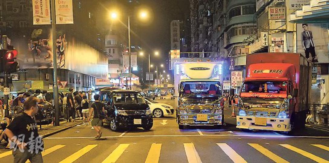 平治房車昨日凌晨直衝旺角集會事故後,亞皆老街往東方向突然有多輛貨車駛至,司機聲稱是協助阻擋路段,至清晨近6時才離開。(余俊亮攝)邱先生(左)駕車往旺角送物資,在網上被質疑搞事,他予以否認。(余俊亮攝) 平治房車昨日凌晨直衝旺角集會事故後,亞皆老街往東方向突然有多輛貨車駛至,司機聲稱是協助阻擋路段,至清晨近6時才離開。(余俊亮攝)邱先生(左)駕車往旺角送物資,在網上被質疑搞事,他予以否認。(余俊亮攝)