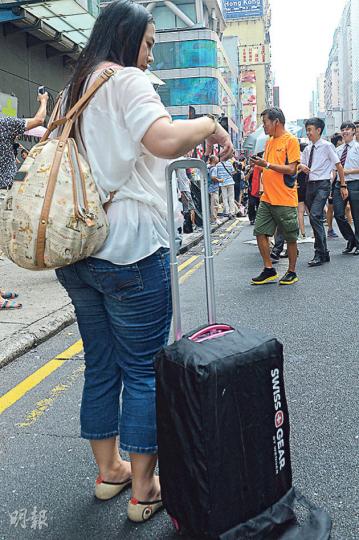 從北京來港的余小姐表示,雖然這次來港遇上「佔中」,令行程受影響,但見識到港人如何爭取民主也算是收穫。(劉焌陶攝)從潮汕來港的鄧先生表示,比起前年內地反日示威,港人集會算是非常和平與秩序井然,他亦稱讚義工為「不明真相的圍觀群眾」講解情况。(劉焌陶攝) 從北京來港的余小姐表示,雖然這次來港遇上「佔中」,令行程受影響,但見識到港人如何爭取民主也算是收穫。(劉焌陶攝)從潮汕來港的鄧先生表示,比起前年內地反日示威,港人集會算是非常和平與秩序井然,他亦稱讚義工為「不明真相的圍觀群眾」講解情况。(劉焌陶攝)