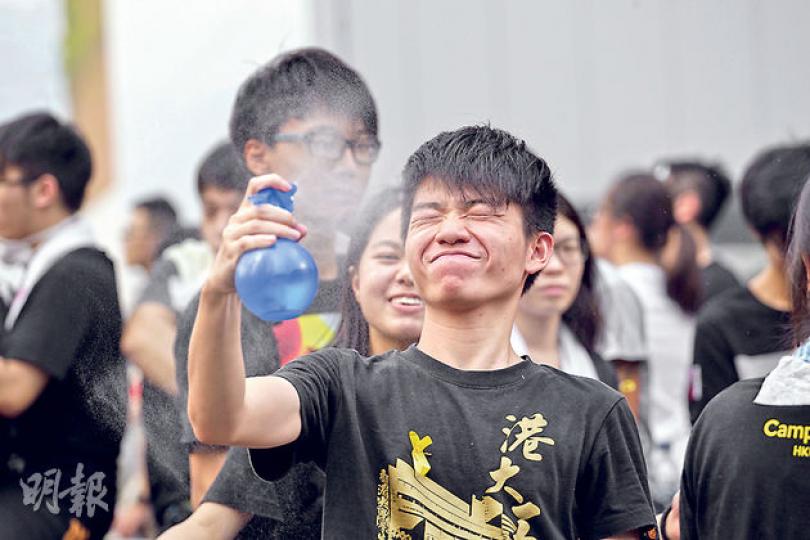 天文台昨日中午發出酷熱天氣警告,金鐘集會現場烈日當空,大批示威者無懼炎熱天氣留守,並為自己及旁人噴水降溫消暑。(郭慶輝攝) 天文台昨日中午發出酷熱天氣警告,金鐘集會現場烈日當空,大批示威者無懼炎熱天氣留守,並為自己及旁人噴水降溫消暑。(郭慶輝攝)
