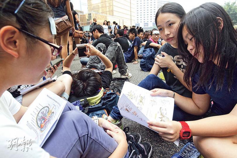 數名理工大學學生昨日沒有上學,參與金鐘的佔領行動,邊佔領邊拿出筆記温習。(郭慶輝攝)一批集會人士昨日拿着「勿忘初衷,和平抗爭」紙板,圍繞金鐘佔領區走一圈,獲其他集會人士報以掌聲。(郭慶輝攝) 數名理工大學學生昨日沒有上學,參與金鐘的佔領行動,邊佔領邊拿出筆記温習。(郭慶輝攝)一批集會人士昨日拿着「勿忘初衷,和平抗爭」紙板,圍繞金鐘佔領區走一圈,獲其他集會人士報以掌聲。(郭慶輝攝)