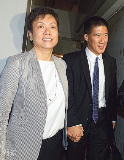 原訴人盧漢光(右)及妻子(左)聞判後終露笑容,夫婦更興奮得在庭上擁吻。(劉焌陶攝) 原訴人盧漢光(右)及妻子(左)聞判後終露笑容,夫婦更興奮得在庭上擁吻。(劉焌陶攝)