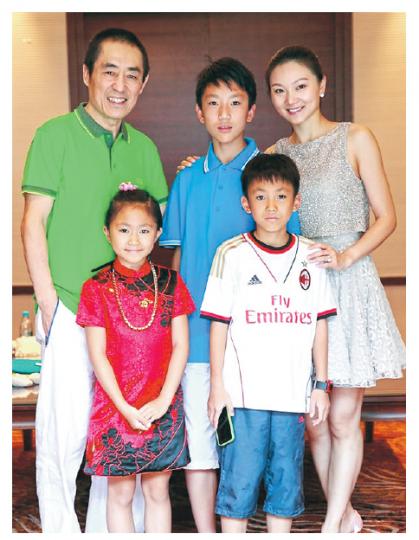 張藝謀老婆陳婷昨凌晨開微博,並高調曬一家五口全家福。(微博圖片) 張藝謀老婆陳婷昨凌晨開微博,並高調曬一家五口全家福。(微博圖片)