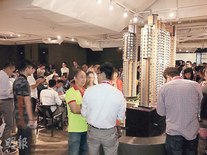 新世界天后柏傲山,昨日參觀情况仍算不俗;樓盤亦按原定計劃,周6首輪銷售132伙,惟發售地點卻在荃灣愉景新城商場,而非示範單位所在的上環。(林可為攝) 新世界天后柏傲山,昨日參觀情况仍算不俗;樓盤亦按原定計劃,周6首輪銷售132伙,惟發售地點卻在荃灣愉景新城商場,而非示範單位所在的上環。(林可為攝)