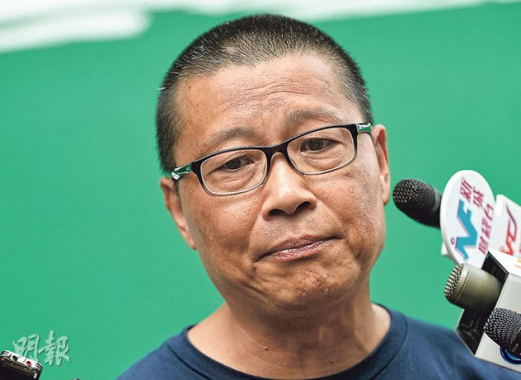 佔中發起人陳健民昨日談到佔中對市民造成不便時,一度激動哽咽道歉,希望市民諒解,表示佔中者不是為一己私利而抗爭。(盧翊銘攝)全國政協副主席董建華、特首梁振英、政務司長林鄭月娥(穿白衣者),以及司局級官員,昨日乘海事處的船到達舉行國慶升旗儀式的灣仔金紫荊廣場。由於並非由陸路進場,除梁振英曾主動走近公眾觀禮區,眾人都沒有接近在場的學民思潮成員。(陳洛明攝) 佔中發起人陳健民昨日談到佔中對市民造成不便時,一度激動哽咽道歉,希望市民諒解,表示佔中者不是為一己私利而抗爭。(盧翊銘攝)全國政協副主席董建華、特首梁振英、政務司長林鄭月娥(穿白衣者),以及司局級官員,昨日乘海事處的船到達舉行國慶升旗儀式的灣仔金紫荊廣場。由於並非由陸路進場,除梁振英曾主動走近公眾觀禮區,眾人都沒有接近在場的學民思潮成員。(陳洛明攝)