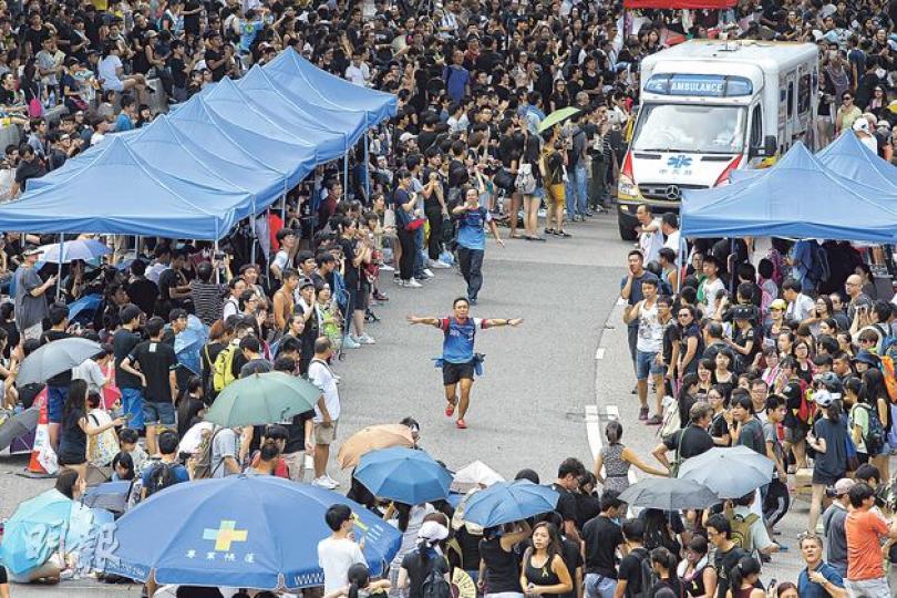 三區佔領情况﹕添美道、干諾道中全日都有大批市民聚集,雖然身在其中甚為擠擁,但仍亂中有序。昨午救護車到場時,短時間內便能清出行車路供使用,並由佔中糾察(藍衣者)跑在前頭開路,附近聚集的市民亦隨即散開,金鐘秩序大致良好,而學聯、佔中負責人的信息,亦較易傳達給參加者。(李紹昌攝)三區佔領情况﹕集會市民強調自發一點,有佔中核心透露,佔中糾察在現場一度遭集會人士針對,情况令人擔心,至今則仍未失控。「保衛香港運動」發起人傅振中(右)昨與數名成員到銅鑼灣佔領點,聲稱自己也支持和平,希望戴上黃絲帶云云,但在場人 三區佔領情况﹕添美道、干諾道中全日都有大批市民聚集,雖然身在其中甚為擠擁,但仍亂中有序。昨午救護車到場時,短時間內便能清出行車路供使用,並由佔中糾察(藍衣者)跑在前頭開路,附近聚集的市民亦隨即散開,金鐘秩序大致良好,而學聯、佔中負責人的信息,亦較易傳達給參加者。(李紹昌攝)三區佔領情况﹕集會市民強調自發一點,有佔中核心透露,佔中糾察在現場一度遭集會人士針對,情况令人擔心,至今則仍未失控。「保衛香港運動」發起人傅振中(右)昨與數名成員到銅鑼灣佔領點,聲稱自己也支持和平,希望戴上黃絲帶云云,但在場人