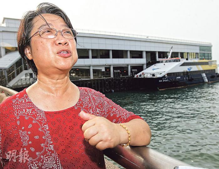 身在中環前往南丫島碼頭的海難家屬古太指出,自海難發生後,已甚少再到南丫島。(李紹昌攝)昨日是南丫海難兩周年,在晚上8點23分即當日撞船一刻,佔領銅鑼灣集會的市民一起站立為海難默哀1分鐘,悼念39名死難者。(胡景禧攝) 身在中環前往南丫島碼頭的海難家屬古太指出,自海難發生後,已甚少再到南丫島。(李紹昌攝)昨日是南丫海難兩周年,在晚上8點23分即當日撞船一刻,佔領銅鑼灣集會的市民一起站立為海難默哀1分鐘,悼念39名死難者。(胡景禧攝)