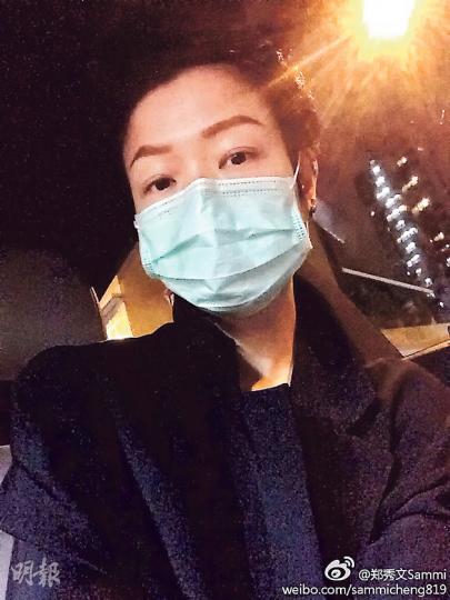 鄭秀文穿黑衣戴口罩到醫院探望朋友,神情憔悴。(微博圖片) 鄭秀文穿黑衣戴口罩到醫院探望朋友,神情憔悴。(微博圖片)