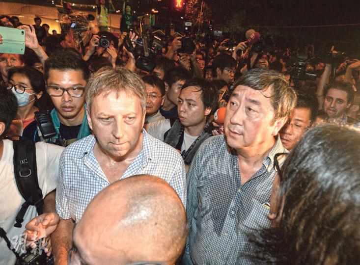 港大校長馬斐森(左)及中大校長沈祖堯(右),昨晚深夜約11時到達特首辦門外的「佔領」現場探望學生。兩人呼籲學生不要衝擊、保持和平,否則會破壞這場運動的形象。(盧翊銘攝)中大校長沈祖堯昨晚到示威者包圍特首辦現場探望學生,呼籲示威者勿衝撞、保持冷靜,贏得示威者熱烈歡呼。(李澤彤攝)港大校長馬斐森在特首辦外以英語發言,指示威者有良好意願,但若他們引發衝突,就會將之前所成就的東西毁於一旦。(李澤彤攝) 港大校長馬斐森(左)及中大校長沈祖堯(右),昨晚深夜約11時到達特首辦門外的「佔領」現場探望學生。兩人呼籲學生不要衝擊、保持和平,否則會破壞這場運動的形象。(盧翊銘攝)中大校長沈祖堯昨晚到示威者包圍特首辦現場探望學生,呼籲示威者勿衝撞、保持冷靜,贏得示威者熱烈歡呼。(李澤彤攝)港大校長馬斐森在特首辦外以英語發言,指示威者有良好意願,但若他們引發衝突,就會將之前所成就的東西毁於一旦。(李澤彤攝)