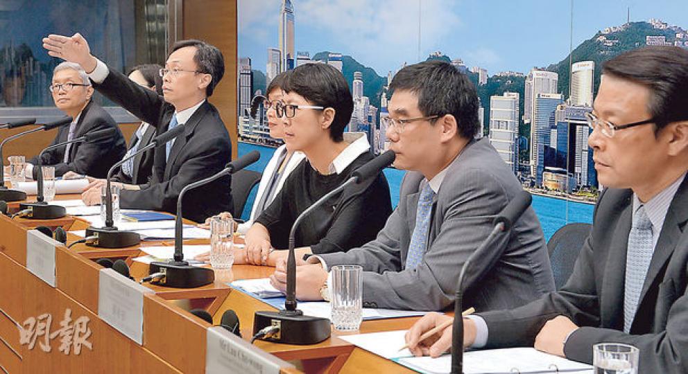 政府昨日開始每日下午5時舉行跨部門記者會,相關部門代表出席及交代有關佔中行動的應對,包括醫管局總行政經理劉少懷(左起)、教育局首席助理秘書長黃淑華、政府新聞處長聶德權、民政事務局副局長許曉暉、行政署長蔡潔如、助理運輸署長蘇祐安,以及助理食環署長劉志旺。(劉焌陶攝)經過兩天公眾假期,教育局宣布中西區和灣仔所有學校今日繼續停課,有學童在干諾道中席地而坐做功課。最少20名教師和準教師組成教師義工隊,今天免費跟進區內學生各科學習進度及協助完成家課。(李紹昌攝) 政府昨日開始每日下午5時舉行跨部門記者會,相關部門代表出席及交代有關佔中行動的應對,包括醫管局總行政經理劉少懷(左起)、教育局首席助理秘書長黃淑華、政府新聞處長聶德權、民政事務局副局長許曉暉、行政署長蔡潔如、助理運輸署長蘇祐安,以及助理食環署長劉志旺。(劉焌陶攝)經過兩天公眾假期,教育局宣布中西區和灣仔所有學校今日繼續停課,有學童在干諾道中席地而坐做功課。最少20名教師和準教師組成教師義工隊,今天免費跟進區內學生各科學習進度及協助完成家課。(李紹昌攝)