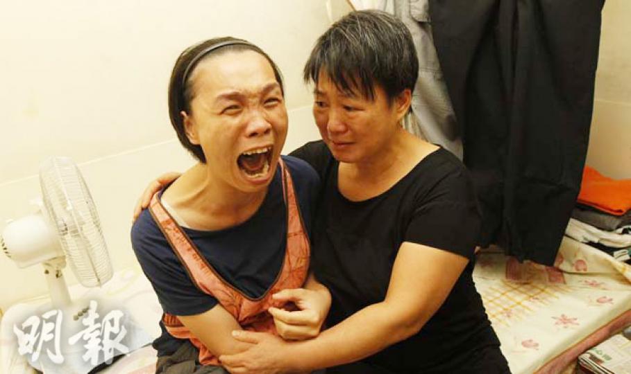 突然昏迷令譚婷婷(左)由幸福媽媽變成傷殘人士,身體不能自控及無法說話,離婚後由內地來港的譚母(右)貼身照顧。譚母談及女兒命運逆轉時都悲痛流淚,婷婷見媽媽傷心,只能跟隨叫喊表達傷感。(李紹昌攝) 突然昏迷令譚婷婷(左)由幸福媽媽變成傷殘人士,身體不能自控及無法說話,離婚後由內地來港的譚母(右)貼身照顧。譚母談及女兒命運逆轉時都悲痛流淚,婷婷見媽媽傷心,只能跟隨叫喊表達傷感。(李紹昌攝)