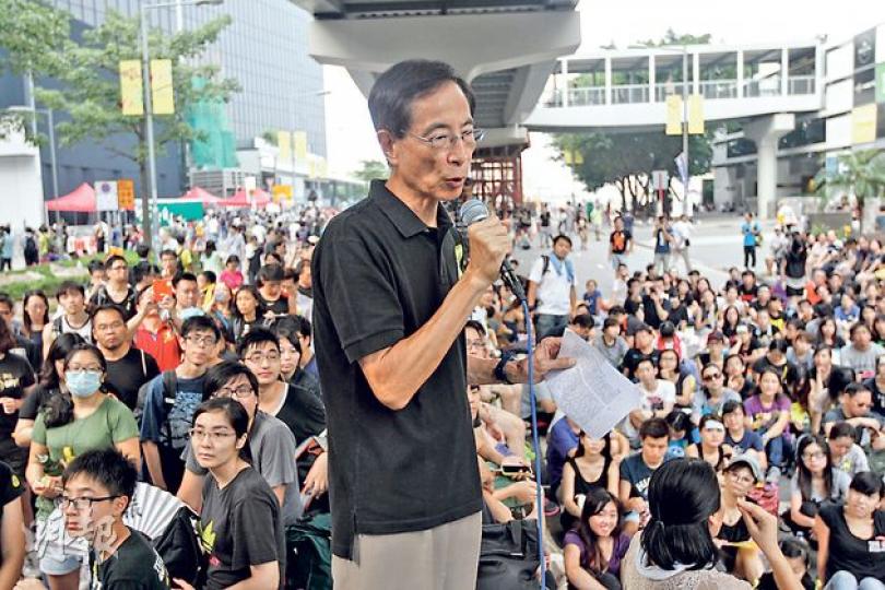 民主黨創黨主席李柱銘昨日到金鐘佔領現場,發表題為「如何避免遮打運動無以為繼及悲劇收場」的演說,其間他多次讚揚示威者高質素的表現,又說目前運動已不再由老人家帶領,而是由年輕人帶領。(李紹昌攝) 民主黨創黨主席李柱銘昨日到金鐘佔領現場,發表題為「如何避免遮打運動無以為繼及悲劇收場」的演說,其間他多次讚揚示威者高質素的表現,又說目前運動已不再由老人家帶領,而是由年輕人帶領。(李紹昌攝)