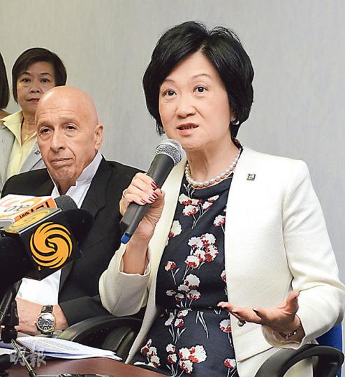 新民黨主席葉劉淑儀(右)邀請佔中發起人戴耀廷等5人會面,並作現場直播,希望透過對話化解分歧。她說自己是行會成員,可向特首提供意見,認為特首梁振英亦應主動化解危機。(陳淑安攝) 新民黨主席葉劉淑儀(右)邀請佔中發起人戴耀廷等5人會面,並作現場直播,希望透過對話化解分歧。她說自己是行會成員,可向特首提供意見,認為特首梁振英亦應主動化解危機。(陳淑安攝)