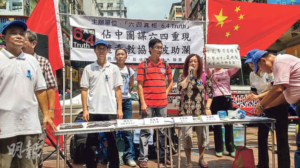 「六四真相」在深水埗擺設街站,呼籲支持反佔中的市民簽名支持。大會稱佔領人士有黃絲帶,他們都有藍絲帶派發,認為佔中影響本港治安秩序的人可以繫上支持。(鄧宗弘攝)油麻地警署附近的馬路欄杆,被人掛了象徵爭取普選的黃絲帶,亦掛了代表支持警察的藍絲帶,本報記者昨日中午發現有人四處張望,然後將繫在路邊欄杆的黃絲帶解開。(胡景禧攝) 「六四真相」在深水埗擺設街站,呼籲支持反佔中的市民簽名支持。大會稱佔領人士有黃絲帶,他們都有藍絲帶派發,認為佔中影響本港治安秩序的人可以繫上支持。(鄧宗弘攝)油麻地警署附近的馬路欄杆,被人掛了象徵爭取普選的黃絲帶,亦掛了代表支持警察的藍絲帶,本報記者昨日中午發現有人四處張望,然後將繫在路邊欄杆的黃絲帶解開。(胡景禧攝)