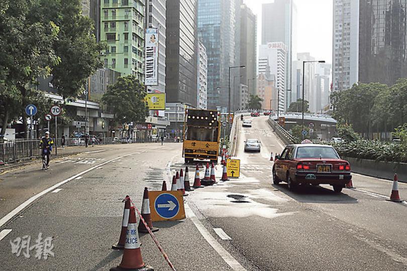 銅鑼灣交通銀行大廈對開告士打道設警方指示,令所有西行車輛要駛入灣仔北海旁,其後一段告士打道開始封路,「佔領」路面多了1000米。(郭慶輝攝) 銅鑼灣交通銀行大廈對開告士打道設警方指示,令所有西行車輛要駛入灣仔北海旁,其後一段告士打道開始封路,「佔領」路面多了1000米。(郭慶輝攝)
