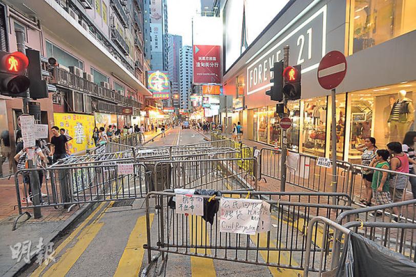 黃金周的銅鑼灣本應擠滿旅客,但「佔領」行動參加者在渣甸街以鐵馬攔路,令人流大減。附近渣甸坊多家商戶表示生意大受影響。(胡景禧攝) 黃金周的銅鑼灣本應擠滿旅客,但「佔領」行動參加者在渣甸街以鐵馬攔路,令人流大減。附近渣甸坊多家商戶表示生意大受影響。(胡景禧攝)