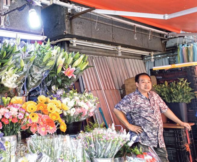 渣甸坊花店東主陳先生稱生意大跌七成,但他支持學生爭取民主,生意只是短期受影響。但其太太就認為佔領選在銅鑼灣影響民生及生意,最好盡快完結。(陳顥之攝) 渣甸坊花店東主陳先生稱生意大跌七成,但他支持學生爭取民主,生意只是短期受影響。但其太太就認為佔領選在銅鑼灣影響民生及生意,最好盡快完結。(陳顥之攝)