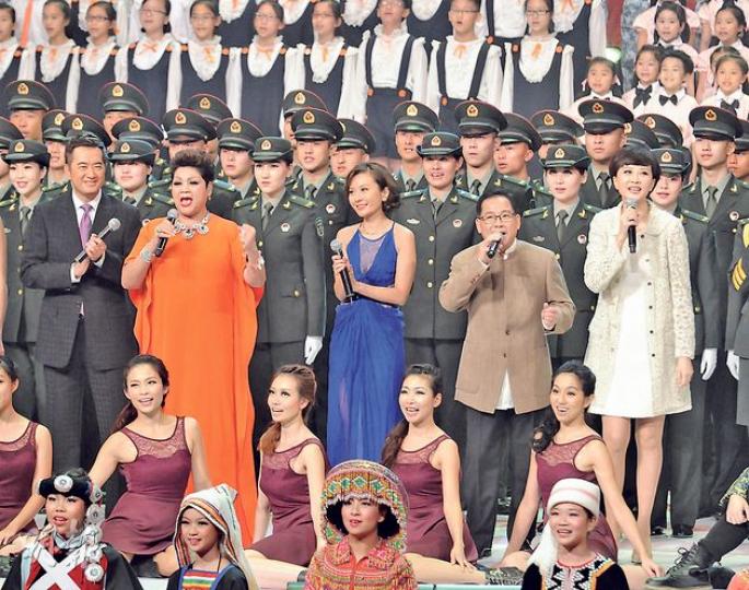 鄧梓峰(左起)、肥媽、黃宇詩、張明敏及朱慧珊昨日參與國慶騷演出。(攝影:孫華中) 鄧梓峰(左起)、肥媽、黃宇詩、張明敏及朱慧珊昨日參與國慶騷演出。(攝影:孫華中)