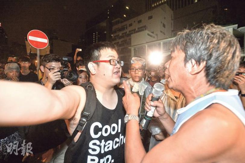 立法會議員梁國雄(右)昨晚到金鐘佔領現場,他稱收到消息指或會有反佔中者到場,呼籲在場者小心,其間遇到零星謾罵。(鄧宗弘攝) 立法會議員梁國雄(右)昨晚到金鐘佔領現場,他稱收到消息指或會有反佔中者到場,呼籲在場者小心,其間遇到零星謾罵。(鄧宗弘攝)