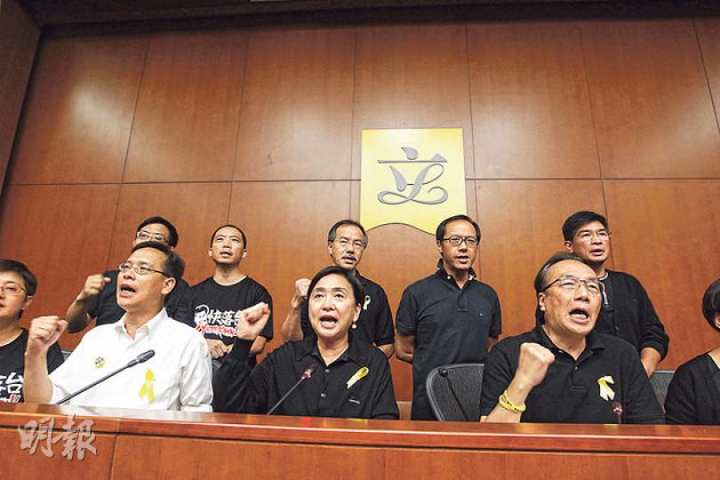 泛民飯盒會23名議員將於立法會復會後,追究警方向佔中人士使用過分武力,並計劃向聯合國人權事務委員會陳述香港目前情况。(郭慶輝攝)佔中昨日踏入第6日,建制派議員在觀塘一同繫上藍絲帶出席聯合記者會,明言支持警方執法。(鄧宗弘攝) 泛民飯盒會23名議員將於立法會復會後,追究警方向佔中人士使用過分武力,並計劃向聯合國人權事務委員會陳述香港目前情况。(郭慶輝攝)佔中昨日踏入第6日,建制派議員在觀塘一同繫上藍絲帶出席聯合記者會,明言支持警方執法。(鄧宗弘攝)