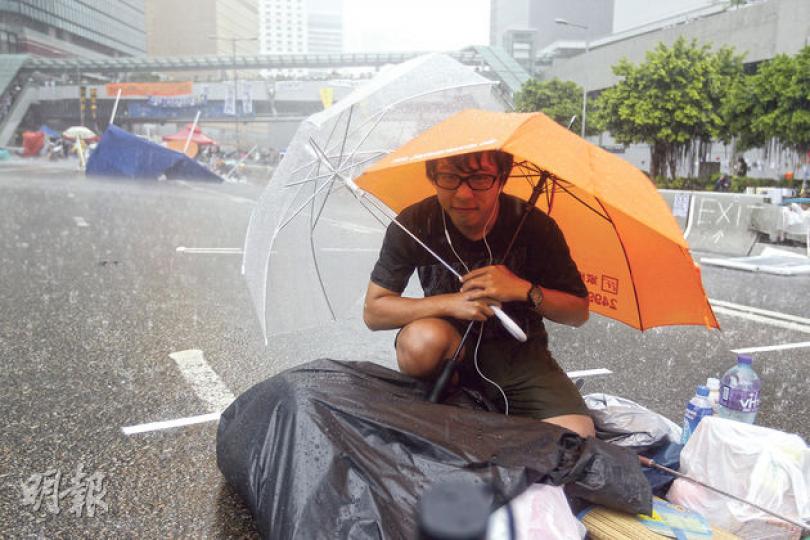 風雨趕不走留守金鐘的示威者。昨午2時許,有留守金鐘的學生手撐兩傘,保護各類物資。本報昨做問卷調查,發現六成半留守的示威者贊成要減少佔領區,並幾乎全數贊同首要守住金鐘陣地。(郭慶輝攝) 風雨趕不走留守金鐘的示威者。昨午2時許,有留守金鐘的學生手撐兩傘,保護各類物資。本報昨做問卷調查,發現六成半留守的示威者贊成要減少佔領區,並幾乎全數贊同首要守住金鐘陣地。(郭慶輝攝)