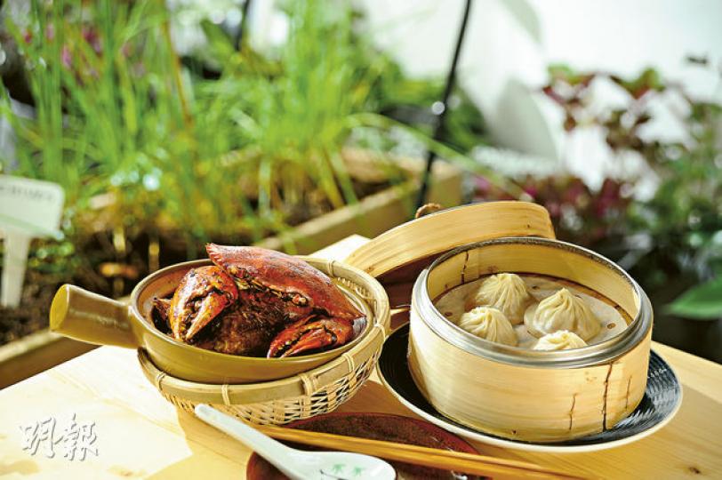 蟹香肉鮮 - 炒靑蟹糯米飯(左)意念來自傳統粵菜籠仔蒸蝦,大廚改為炒靑蟹,配上糯米飯,每粒飯都充滿蟹香。南翔小籠包(右)以有機加拿大豬肉做餡,配以雞及豬骨熬成的湯底,輕輕一咬,湯汁四溢,滿口留香。(左,$398;右,$68,A)(胡景禧攝)「唔成熟」黑毛豬 - 「唔成熟」取「五成熟」的諧音,選用有機西班牙黑毛豬,先把黑毛豬去油,再用少許海鹽及橄欖油調味,煎到五成熟。醬汁看似薑蓉,實則以本地香草及蒜蓉製成,相當惹味。($238,A)(胡景禧攝)醉蝦 - 選用本地海蝦,以黃酒、桂皮、八角等中國香料醃 蟹香肉鮮 - 炒靑蟹糯米飯(左)意念來自傳統粵菜籠仔蒸蝦,大廚改為炒靑蟹,配上糯米飯,每粒飯都充滿蟹香。南翔小籠包(右)以有機加拿大豬肉做餡,配以雞及豬骨熬成的湯底,輕輕一咬,湯汁四溢,滿口留香。(左,$398;右,$68,A)(胡景禧攝)「唔成熟」黑毛豬 - 「唔成熟」取「五成熟」的諧音,選用有機西班牙黑毛豬,先把黑毛豬去油,再用少許海鹽及橄欖油調味,煎到五成熟。醬汁看似薑蓉,實則以本地香草及蒜蓉製成,相當惹味。($238,A)(胡景禧攝)醉蝦 - 選用本地海蝦,以黃酒、桂皮、八角等中國香料醃