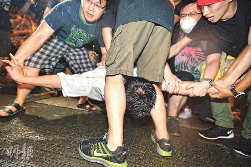 昨日凌晨旺角塘尾道附近,圖中白衣者一度把鐵罐擲向警車,被在場其他人阻止及制服,其間場面混亂。(盧翊銘攝)昨凌晨旺角街頭出現大大小小的衝突,其中一批佔中支持者不滿警察無保護佔領場地和學生,向警方進迫指罵,警方築起封鎖線,舉起紅旗警告。(余俊亮攝) 昨日凌晨旺角塘尾道附近,圖中白衣者一度把鐵罐擲向警車,被在場其他人阻止及制服,其間場面混亂。(盧翊銘攝)昨凌晨旺角街頭出現大大小小的衝突,其中一批佔中支持者不滿警察無保護佔領場地和學生,向警方進迫指罵,警方築起封鎖線,舉起紅旗警告。(余俊亮攝)