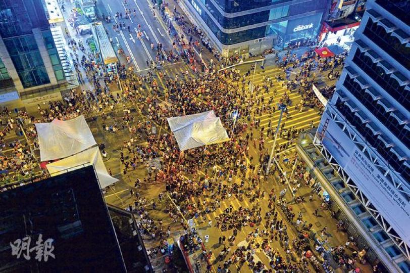昨晚旺角佔領現場仍有支持佔中者留守,反佔中者與佔領者繼續出現大大小小的衝突,不過現場人數已較前日反佔中者大規模衝擊佔領場地時減少,警察留守戒備。(鄧宗弘攝)前晚旺角集會雙方人數眾多,警方到晚上增派警力才能築起多條人鏈分隔雙方示威者。(盧翊銘攝) 昨晚旺角佔領現場仍有支持佔中者留守,反佔中者與佔領者繼續出現大大小小的衝突,不過現場人數已較前日反佔中者大規模衝擊佔領場地時減少,警察留守戒備。(鄧宗弘攝)前晚旺角集會雙方人數眾多,警方到晚上增派警力才能築起多條人鏈分隔雙方示威者。(盧翊銘攝)