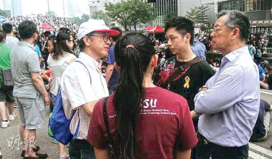 科大校長陳繁昌(左邊白帽者)與副校長翁以登(右邊藍恤衫者)昨日到金鐘集會現場探望學生。陳繁昌原在美國奔喪,佔中發生後提早返港。(章淑廉攝) 科大校長陳繁昌(左邊白帽者)與副校長翁以登(右邊藍恤衫者)昨日到金鐘集會現場探望學生。陳繁昌原在美國奔喪,佔中發生後提早返港。(章淑廉攝)