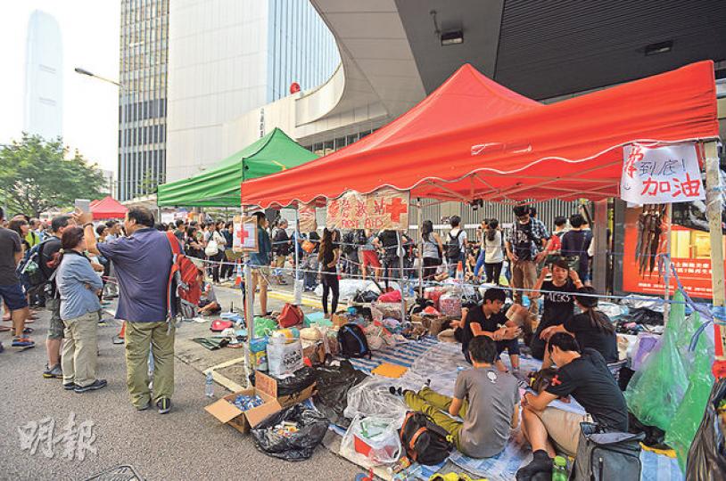 本報獲悉前日有反佔中者曾襲擊旺角佔領區醫護站,該站現已撤離。有見旺角醫護站遇襲,金鐘一個由市民自組的醫護站(見圖)有女義工表示會加強注意安全,並盡量安排男義工在場,遇衝突時可加以保護。(葉家豪攝) 本報獲悉前日有反佔中者曾襲擊旺角佔領區醫護站,該站現已撤離。有見旺角醫護站遇襲,金鐘一個由市民自組的醫護站(見圖)有女義工表示會加強注意安全,並盡量安排男義工在場,遇衝突時可加以保護。(葉家豪攝)