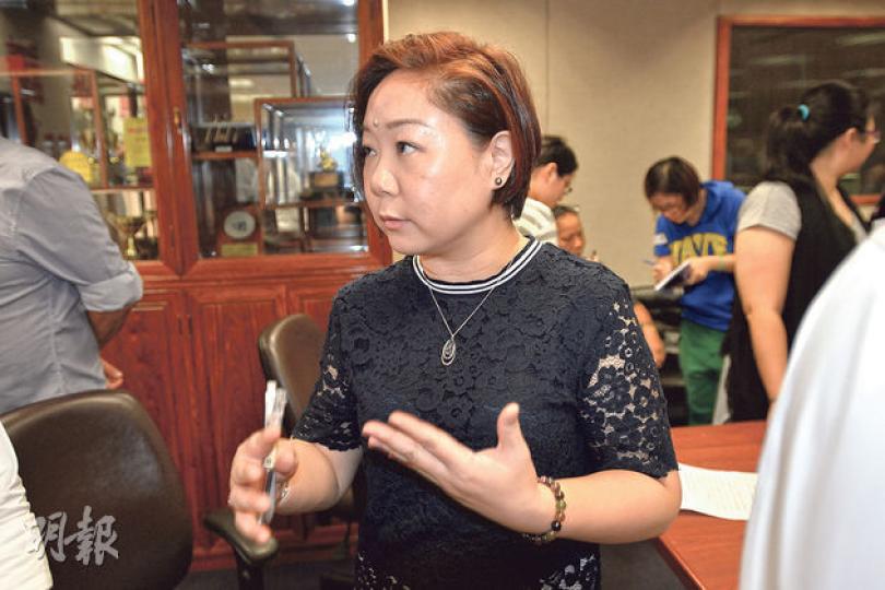 民建聯灣仔區議員鍾嘉敏(圖)昨午在灣仔民政事務總署開會後,回應有佔中示威者稱她的助手曾在電話中提出付酬讓對方在銅鑼灣「嗌口號」一事。鍾斷然否認,稱是「被屈」,又說打算報警。(葉家豪攝) 民建聯灣仔區議員鍾嘉敏(圖)昨午在灣仔民政事務總署開會後,回應有佔中示威者稱她的助手曾在電話中提出付酬讓對方在銅鑼灣「嗌口號」一事。鍾斷然否認,稱是「被屈」,又說打算報警。(葉家豪攝)