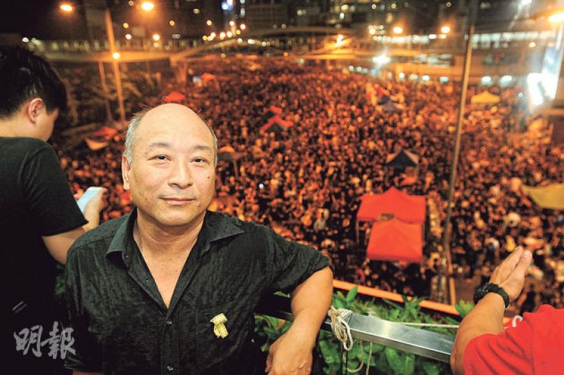 由罷課至佔領行動,中大生物醫學院教授李嘉豪(圖)都支持學生決定,自己也成為佔領一分子,曾去過旺角、金鐘街頭。此圖攝於上周三(10月1日)晚的金鐘中信天橋。(胡景禧攝) 由罷課至佔領行動,中大生物醫學院教授李嘉豪(圖)都支持學生決定,自己也成為佔領一分子,曾去過旺角、金鐘街頭。此圖攝於上周三(10月1日)晚的金鐘中信天橋。(胡景禧攝)