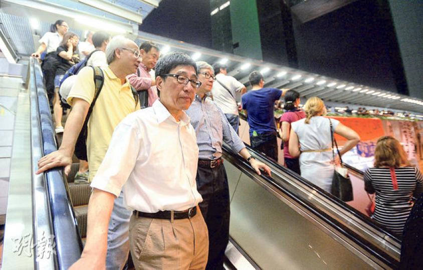 城大校長郭位(前)昨由美國公幹回港,晚上隨即到金鐘佔領區探望學生,更到城大創意媒體學院學生搭建的雨傘裝置藝術品附近,送上零食及鼓勵學生「加油」。 (余俊亮攝) 城大校長郭位(前)昨由美國公幹回港,晚上隨即到金鐘佔領區探望學生,更到城大創意媒體學院學生搭建的雨傘裝置藝術品附近,送上零食及鼓勵學生「加油」。 (余俊亮攝)