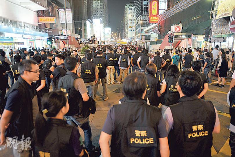 旺角街頭經過連日衝突,昨晚警力明顯大幅增加,除軍裝警員駐守佔領現場,在亞皆老街更有大批便裝警穿著黑背心,在街道候命。(葉家豪攝)「熱血公民」黃洋達(左)和立法會議員黃毓民(前右)昨到旺角佔領區,呼籲示威者留守,並小心警員清場時被武力對待。(葉家豪攝)支持撤離旺角集會的鄧先生(白頭巾者)表示,因考慮市民安全問題,支持撤離旺角。(葉家豪攝) 旺角街頭經過連日衝突,昨晚警力明顯大幅增加,除軍裝警員駐守佔領現場,在亞皆老街更有大批便裝警穿著黑背心,在街道候命。(葉家豪攝)「熱血公民」黃洋達(左)和立法會議員黃毓民(前右)昨到旺角佔領區,呼籲示威者留守,並小心警員清場時被武力對待。(葉家豪攝)支持撤離旺角集會的鄧先生(白頭巾者)表示,因考慮市民安全問題,支持撤離旺角。(葉家豪攝)