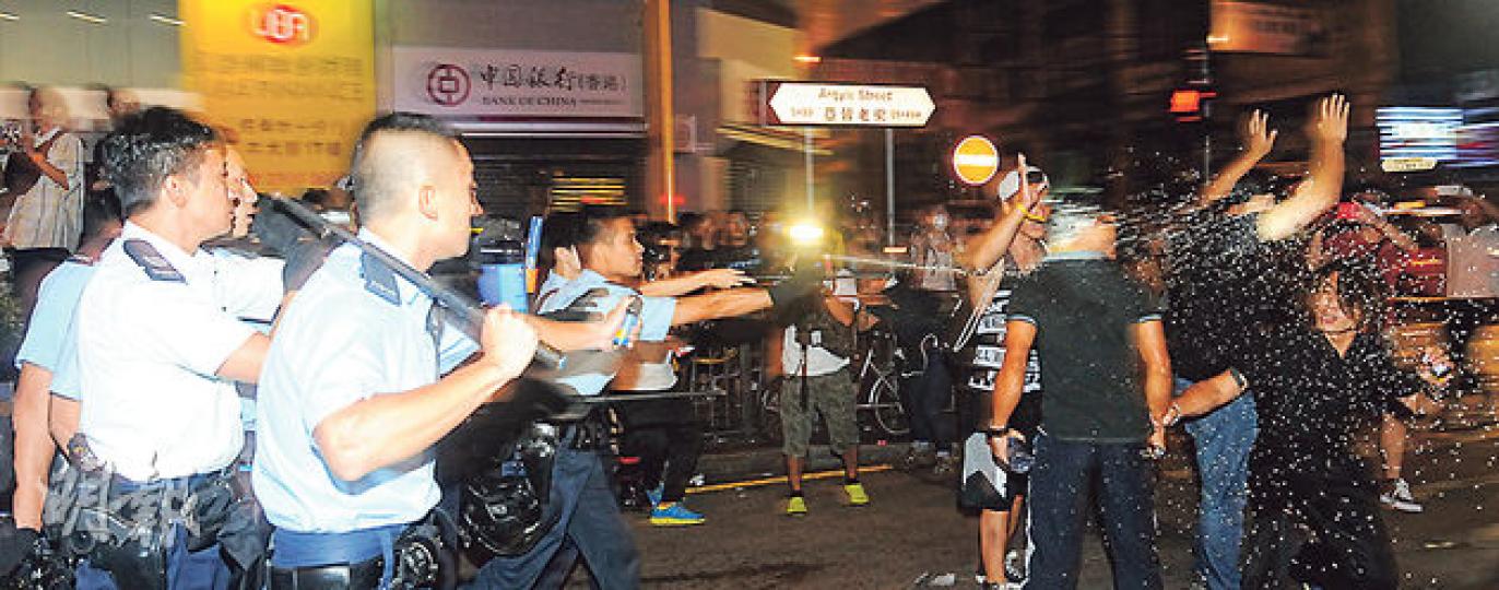 旺角示威者昨凌晨於亞皆老街與警方爆發衝突,警員舉起警棍,並多次噴胡椒噴霧驅散人群。(樊銳昌攝)一批人不滿警員執法,質疑警員拘捕施襲者後又放人,追着警員到旺角警署起哄和包圍。旺角警署警員立即落閘,並持圓形盾牌及警棍驅散群眾。(樊銳昌攝)一名男子多次出言挑釁警員,多名警員上前將他制服,其間男子不斷掙扎。(樊銳昌攝) 旺角示威者昨凌晨於亞皆老街與警方爆發衝突,警員舉起警棍,並多次噴胡椒噴霧驅散人群。(樊銳昌攝)一批人不滿警員執法,質疑警員拘捕施襲者後又放人,追着警員到旺角警署起哄和包圍。旺角警署警員立即落閘,並持圓形盾牌及警棍驅散群眾。(樊銳昌攝)一名男子多次出言挑釁警員,多名警員上前將他制服,其間男子不斷掙扎。(樊銳昌攝)