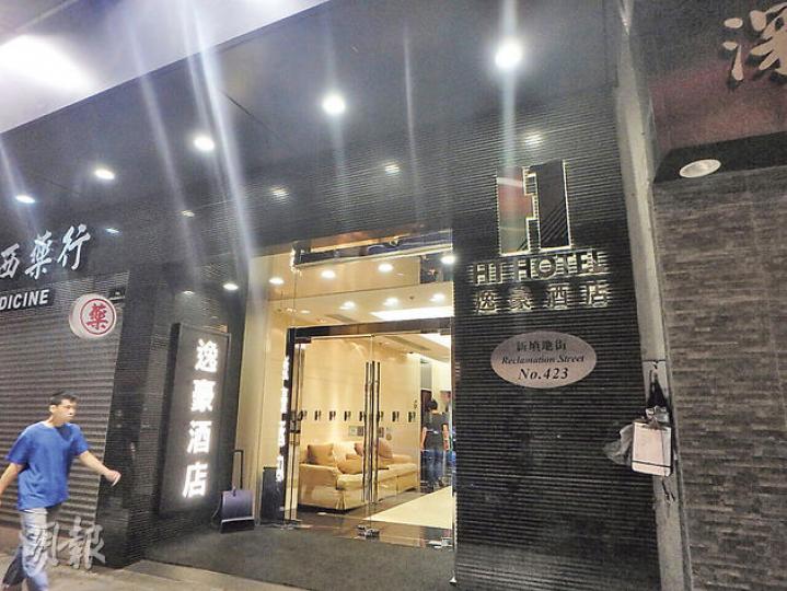 旺角逸豪酒店一名男職員拍攝一班警員指罵他人時,被指行為不檢遭拘捕。 (樊銳昌攝) 旺角逸豪酒店一名男職員拍攝一班警員指罵他人時,被指行為不檢遭拘捕。 (樊銳昌攝)