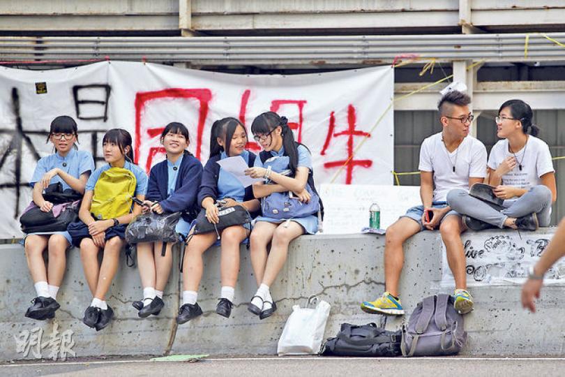 放學撐場 昨天上學日,數名穿著校服的女生,放學後齊齊到金鐘夏愨道佔領區撐場及温習。(郭慶輝攝) 放學撐場 昨天上學日,數名穿著校服的女生,放學後齊齊到金鐘夏愨道佔領區撐場及温習。(郭慶輝攝)