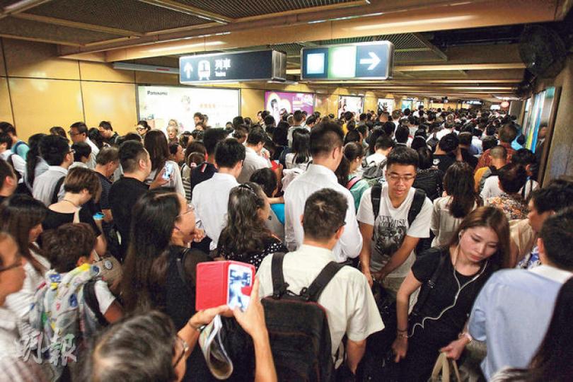 港鐵昨日在上下班時間均現迫爆情况,早上9時上環站(圖)人山人海,要採取人流管制。晚上6時後,金鐘站月台亦排長龍,本報記者在往柴灣的月台上要等19班列車才能上車。(林俊源攝)西環大塞車,路經香港大學東閘的救護車雖不停響號,但車龍一度靜止達5分鐘,救護車最後亦能如蝸牛般前行。(劉焌陶攝) 港鐵昨日在上下班時間均現迫爆情况,早上9時上環站(圖)人山人海,要採取人流管制。晚上6時後,金鐘站月台亦排長龍,本報記者在往柴灣的月台上要等19班列車才能上車。(林俊源攝)西環大塞車,路經香港大學東閘的救護車雖不停響號,但車龍一度靜止達5分鐘,救護車最後亦能如蝸牛般前行。(劉焌陶攝)