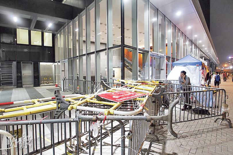 立法會添美道的議員入口,仍被示威者以鐵馬堵塞,附近的地方成為佔領者的垃圾分類站和急救站。議員及職員仍能步行進出,但車輛不能駛到立法會。(郭慶輝攝) 立法會添美道的議員入口,仍被示威者以鐵馬堵塞,附近的地方成為佔領者的垃圾分類站和急救站。議員及職員仍能步行進出,但車輛不能駛到立法會。(郭慶輝攝)