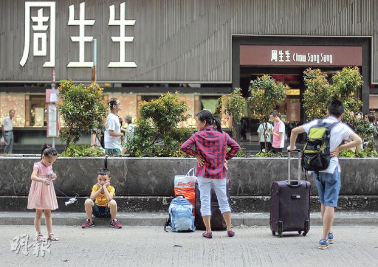 零售管理協會調查發現,各「佔領區」的珠寶鐘表連鎖店於「黃金周」首5天生意額,較去年同期下跌28%至55%不等。以圖中旺角區為例,雖然不少金舖都有營業,但生意不及去年。(李澤彤攝) 零售管理協會調查發現,各「佔領區」的珠寶鐘表連鎖店於「黃金周」首5天生意額,較去年同期下跌28%至55%不等。以圖中旺角區為例,雖然不少金舖都有營業,但生意不及去年。(李澤彤攝)