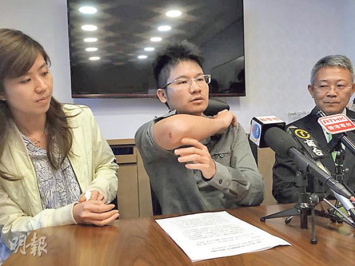 喜記老闆廖偉文(中)喺老婆(左)同律師(右)陪同下開記者會,聲稱上星期五跌落地後身體多處受傷,展示手、腳、耳後等傷勢,仲話要睇兩次醫生,跌一下會嚴重到食飯都有難度,只可以飲奶。(何曉勤攝) 喜記老闆廖偉文(中)喺老婆(左)同律師(右)陪同下開記者會,聲稱上星期五跌落地後身體多處受傷,展示手、腳、耳後等傷勢,仲話要睇兩次醫生,跌一下會嚴重到食飯都有難度,只可以飲奶。(何曉勤攝)