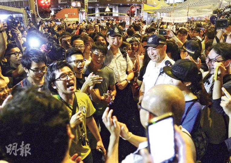 經過連日緊張氣氛後,旺角昨凌晨氣氛平靜,一批警員走入人群跟示威者談天論政,解釋執法之苦,有市民就拿出啤牌,指要為警員表演變牌魔術,旺角難得展現警民同歡笑場面。(余俊亮攝) 經過連日緊張氣氛後,旺角昨凌晨氣氛平靜,一批警員走入人群跟示威者談天論政,解釋執法之苦,有市民就拿出啤牌,指要為警員表演變牌魔術,旺角難得展現警民同歡笑場面。(余俊亮攝)