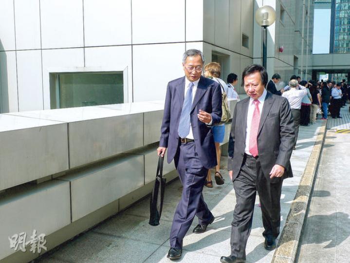 郭炳江(右)指母親鄺肖卿擔憂長子郭炳湘被女朋友唐錦馨擺佈,曾表明不欲唐插手新地事務。(何偉畧攝)高院昨午有冷氣機房冒煙,法院大樓須疏散。正受審的許仕仁(右)因法官宣布散庭而提早「放學」,隨即與代表律師急步離開。(何偉畧攝) 郭炳江(右)指母親鄺肖卿擔憂長子郭炳湘被女朋友唐錦馨擺佈,曾表明不欲唐插手新地事務。(何偉畧攝)高院昨午有冷氣機房冒煙,法院大樓須疏散。正受審的許仕仁(右)因法官宣布散庭而提早「放學」,隨即與代表律師急步離開。(何偉畧攝)