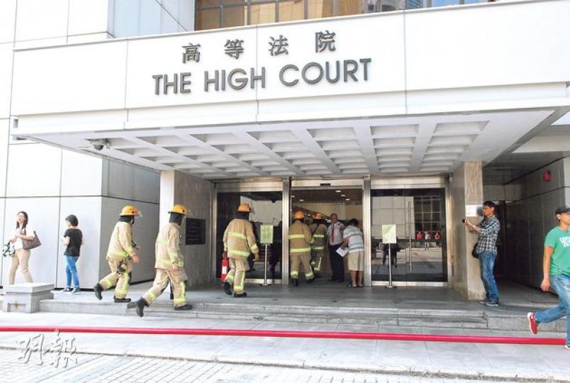 高院昨日辦公時間發生火警，全幢大樓緊急疏散，消防員接報到場撲救，火警中無人受傷。 （鍾炳然攝）