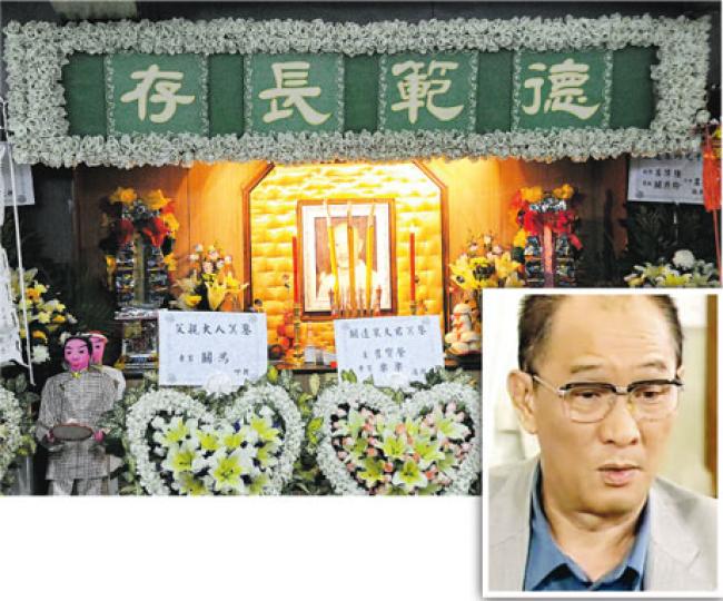 上月中因為心臟病辭世的無綫甘草演員關菁,昨日於紅磡福澤殯儀館設靈,靈堂前擺滿家人的花圈。(攝影/記者:梁榮達)駱應鈞慰問關菁的家人。(攝影/記者:梁榮達)魏駿傑覺得錢不是最重要,最重要是活得開心。(攝影/記者:梁榮達)唐佳及雪妮夫婦(圖)與監製李添勝昨晚也到靈堂致祭。(攝影/記者:梁榮達)李添勝(攝影/記者:梁榮達) 上月中因為心臟病辭世的無綫甘草演員關菁,昨日於紅磡福澤殯儀館設靈,靈堂前擺滿家人的花圈。(攝影/記者:梁榮達)駱應鈞慰問關菁的家人。(攝影/記者:梁榮達)魏駿傑覺得錢不是最重要,最重要是活得開心。(攝影/記者:梁榮達)唐佳及雪妮夫婦(圖)與監製李添勝昨晚也到靈堂致祭。(攝影/記者:梁榮達)李添勝(攝影/記者:梁榮達)