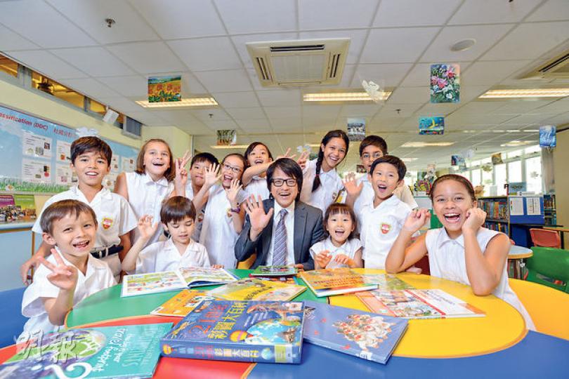 保良局陳守仁小學的其中一個特色,是學生要選讀日、法或西班牙文其中一種外語,學校每年還收錄20%非華語生,營造出一個多元文化環境,讓學生較易掌握第三語言及了解異地文化。楊永明校長(中)說,希望藉此培養學生的國際視野。採訪當日,楊校長準備說故事,有本地學生要求用日文,英籍學生又提出想用法文,看來同學們都十分熱愛自己的第三語言。(黃志東攝) 保良局陳守仁小學的其中一個特色,是學生要選讀日、法或西班牙文其中一種外語,學校每年還收錄20%非華語生,營造出一個多元文化環境,讓學生較易掌握第三語言及了解異地文化。楊永明校長(中)說,希望藉此培養學生的國際視野。採訪當日,楊校長準備說故事,有本地學生要求用日文,英籍學生又提出想用法文,看來同學們都十分熱愛自己的第三語言。(黃志東攝)